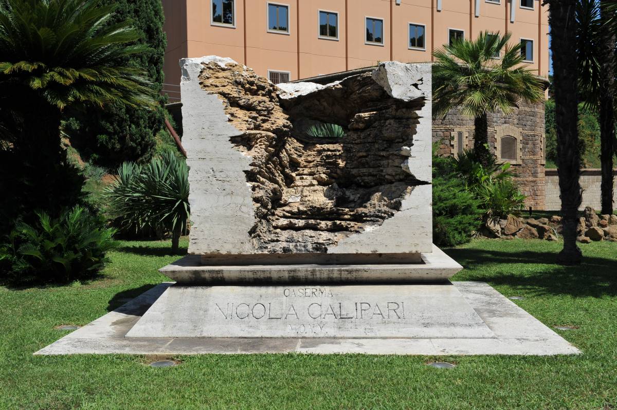 https://img.ilgcdn.com/sites/default/files/styles/xl/public/foto/2025/10/13/1760337761-sacrario-calipari.jpeg?_=1760337761