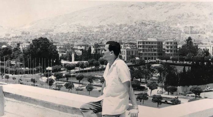https://img.ilgcdn.com/sites/default/files/styles/xl/public/foto/2025/10/13/1760352212-eli-cohen-en-siria-foto-gpo-facebook-696x385.jpg?_=1760352212