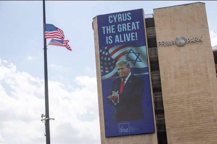 https://img.ilgcdn.com/sites/default/files/styles/xl/public/foto/2025/10/13/1760357605-trump-cyrus.jpg?_=1760357605