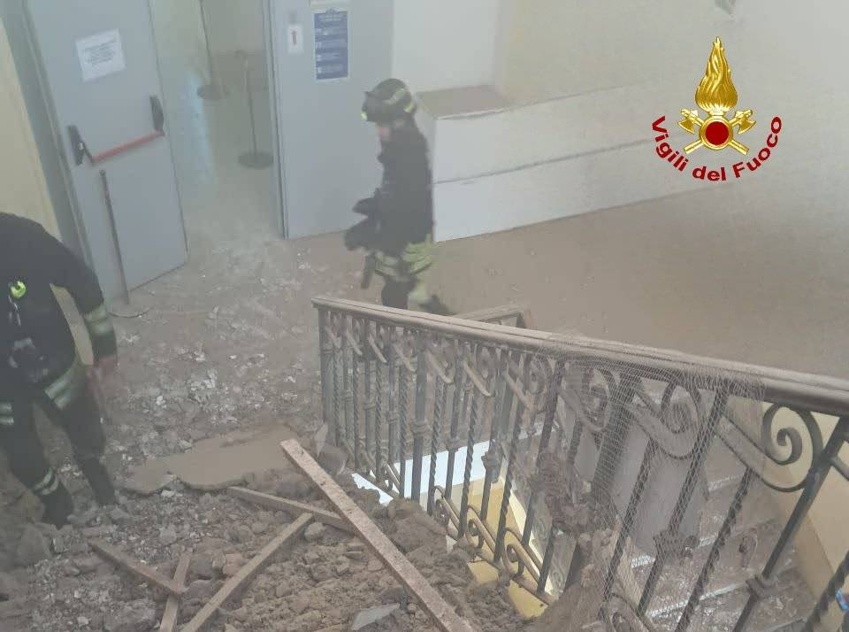 Paura in una scuola di Roma, crolla il soffitto: studenti fatti evacuare, alcuni sono stati soccorsi