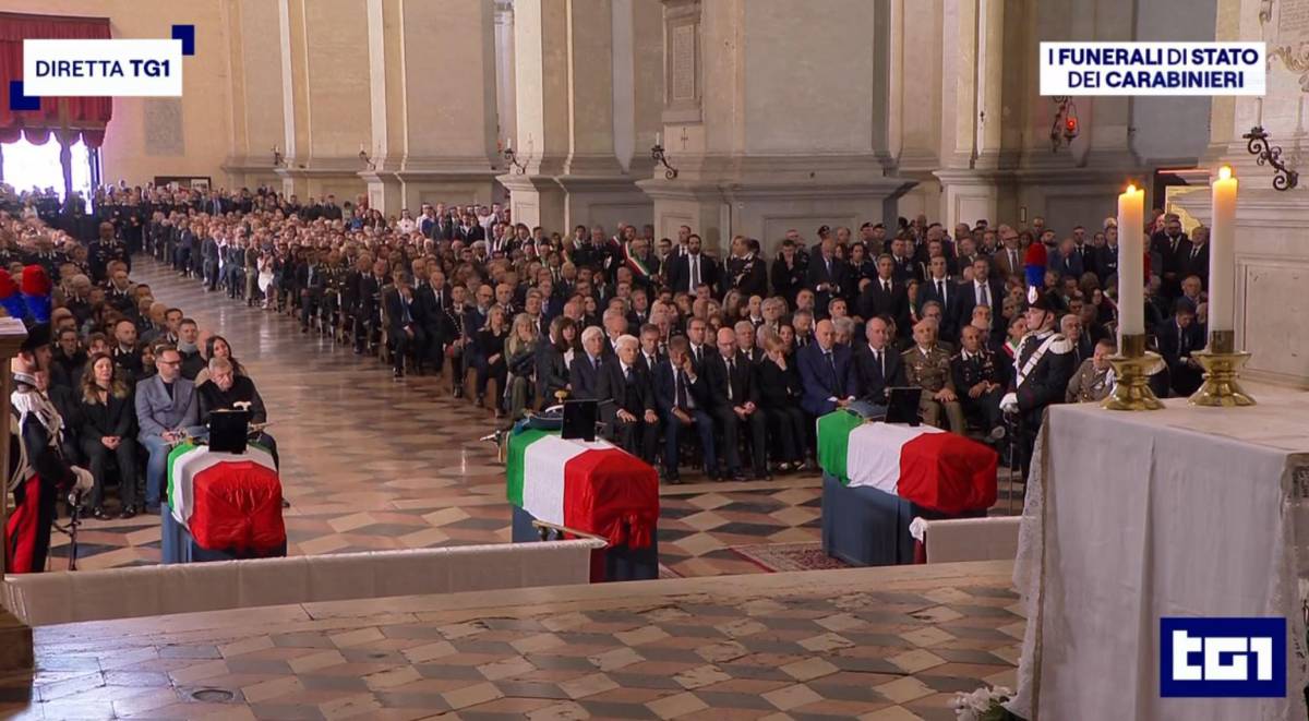 L'ultimo saluto ai carabinieri morti a Castel D'Azzano: "Hanno servito la patria con amore"