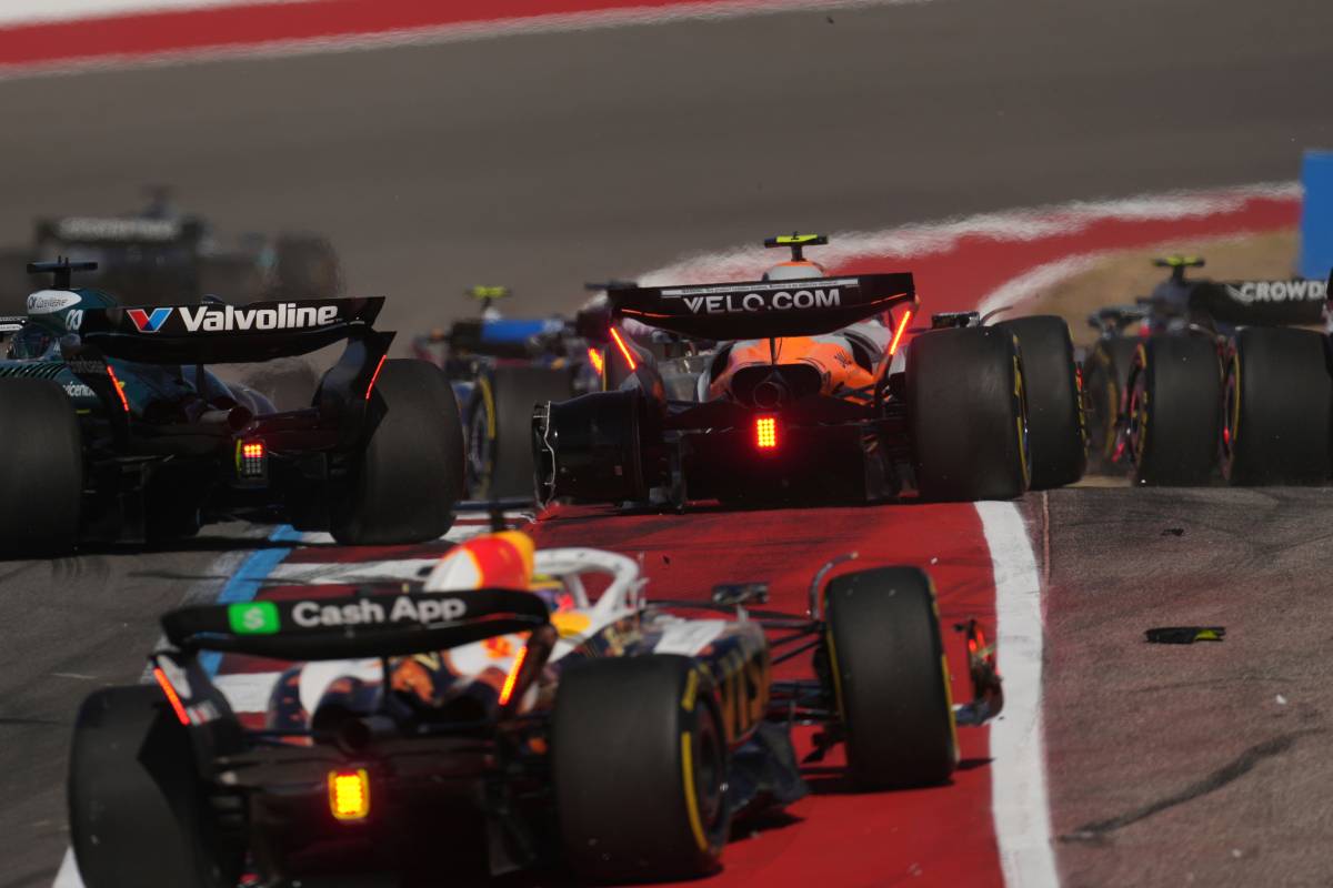 F1, caos al via della sprint race: fuori le McLaren, vince Verstappen, Ferrari 4° e 5°