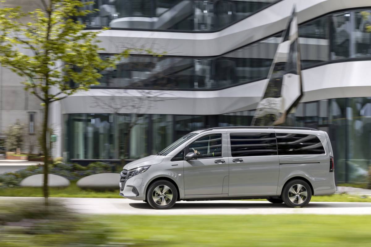 https://img.ilgcdn.com/sites/default/files/styles/xl/public/foto/2025/10/23/1761211570-mercedes-classe-v-vito-tourer-2025-prova-05.jpg?_=1761211570