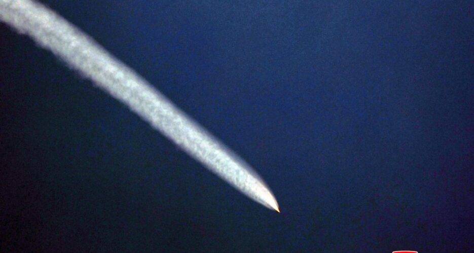 https://img.ilgcdn.com/sites/default/files/styles/xl/public/foto/2025/10/24/1761296479-kcna-oct23-2025-hypersonic-missile-test-hgv-sky.jpg?_=1761296479