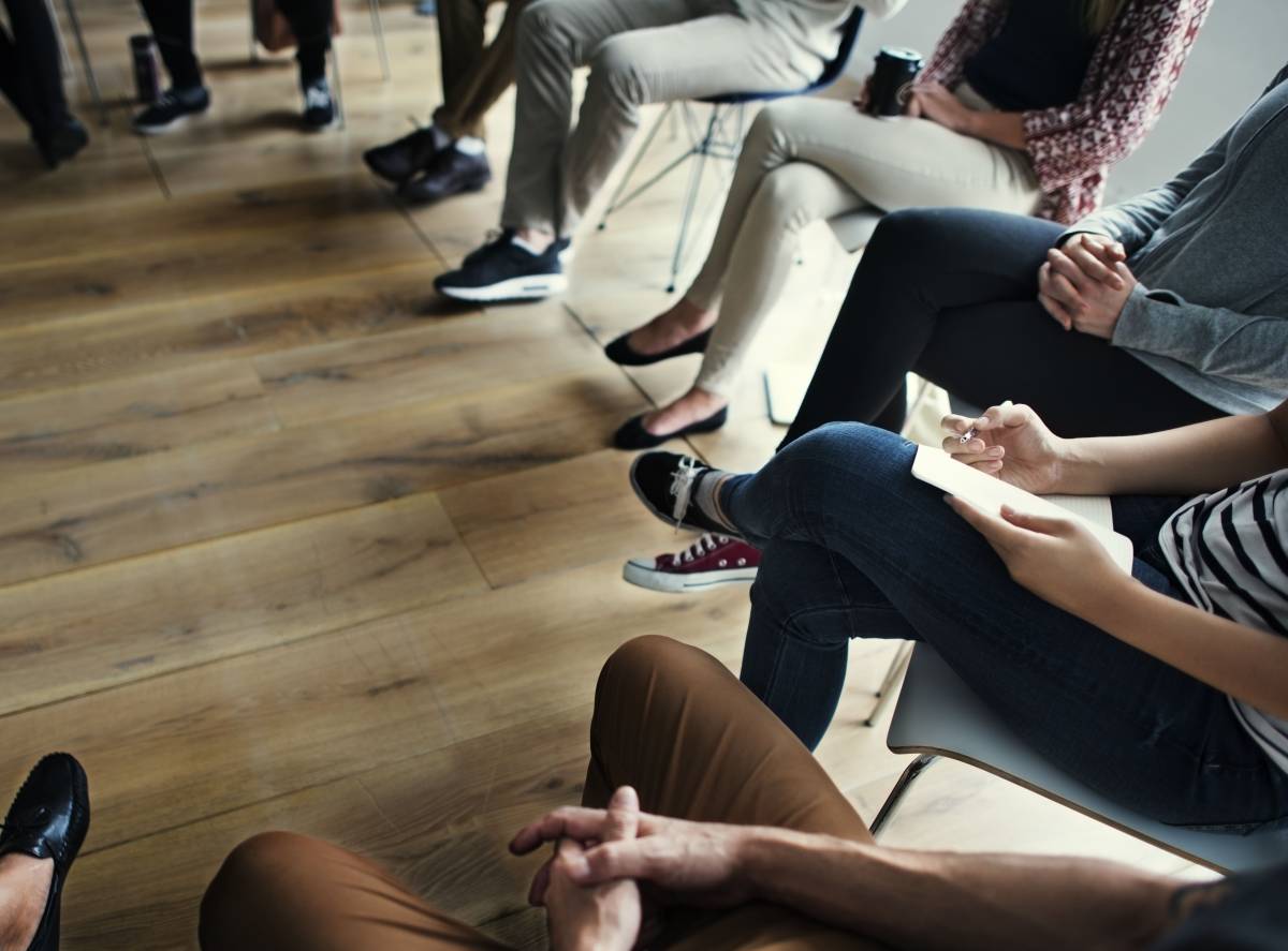 https://img.ilgcdn.com/sites/default/files/styles/xl/public/foto/2025/10/25/1761399493-concetto-dell-ufficio-seminario-persone-che.jpg?_=1761399493