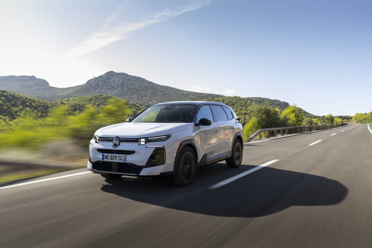 https://img.ilgcdn.com/sites/default/files/styles/xl/public/foto/2025/10/27/1761556301-c5-aircross-phev-001-1.jpg?_=1761556301