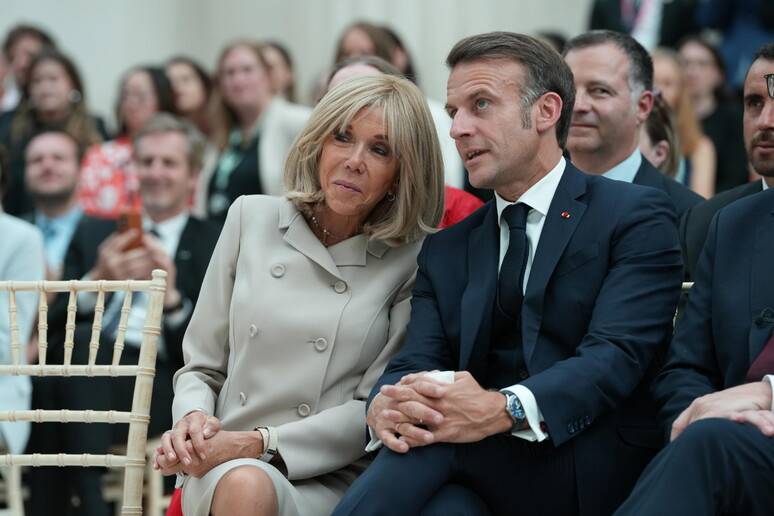 https://img.ilgcdn.com/sites/default/files/styles/xl/public/foto/2025/10/28/1761647954-emmanuel-e-brigitte-macron.jpg?_=1761647954