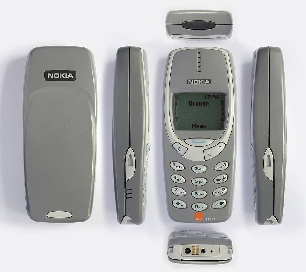 https://img.ilgcdn.com/sites/default/files/styles/xl/public/foto/2025/10/29/1761756690-1024px-nokia-3310-grey-all-sides.jpg?_=1761756690