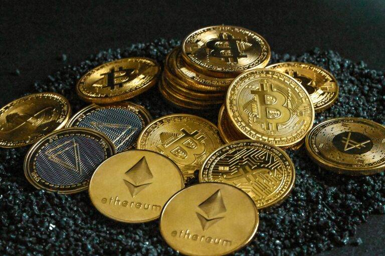 https://img.ilgcdn.com/sites/default/files/styles/xl/public/foto/2025/11/09/1762687898-criptovalute-bitcoin-768x511.jpg?_=1762687898