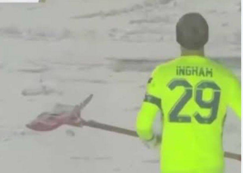 Il portiere (di calcio) spala la neve davanti alla sua porta e vince il campionato: pura poesia
