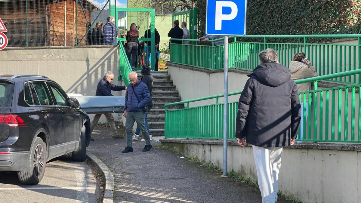 Bimbo di 2 anni muore all'asilo: soffocato da una felpa impigliata