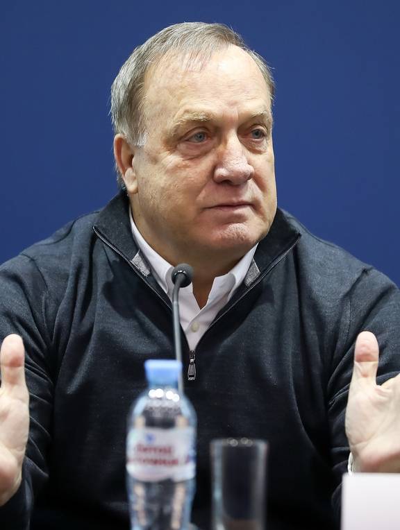 https://img.ilgcdn.com/sites/default/files/styles/xl/public/foto/2025/11/20/1763621165-dick-advocaat-2021.jpg?_=1763621165