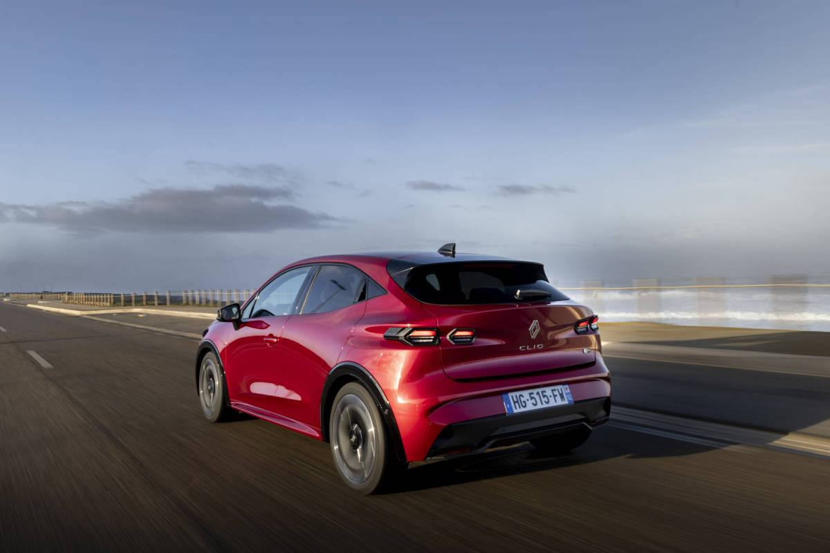 https://img.ilgcdn.com/sites/default/files/styles/xl/public/foto/2025/11/26/1764186437-renault-clio-full-hybrid-e-tech-techno-rouge.jpg?_=1764186437