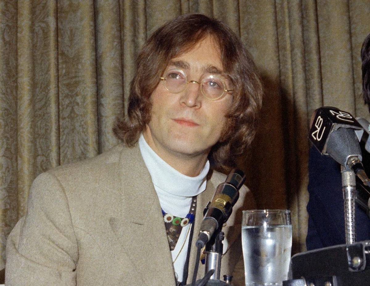 https://img.ilgcdn.com/sites/default/files/styles/xl/public/foto/2025/12/05/1764962083-john-lennon.jpg?_=1764962083