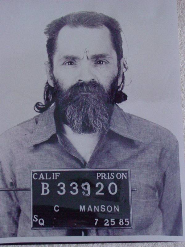 https://img.ilgcdn.com/sites/default/files/styles/xl/public/foto/2025/12/09/1765274075-manson-san-quentin-mug.jpg?_=1765274075