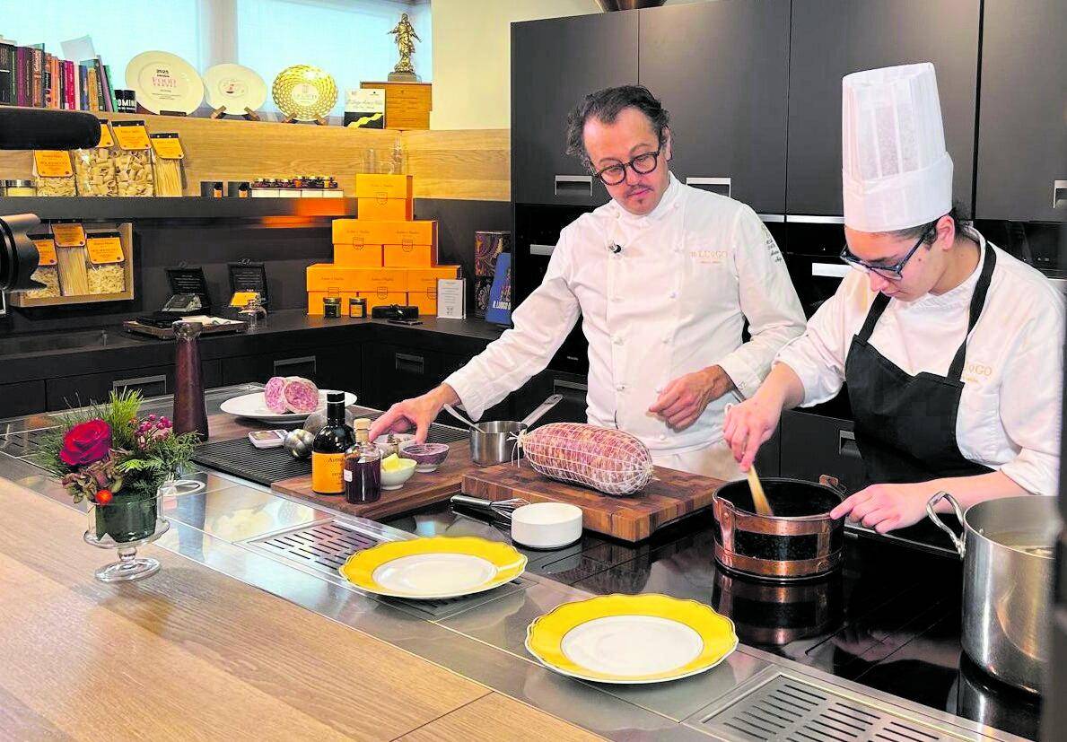 In tavola il risotto giallo e gallina usata per il brodo