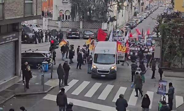 https://img.ilgcdn.com/sites/default/files/styles/xl/public/foto/2026/01/10/1768075251-corteo-milano.JPG?_=1768075251