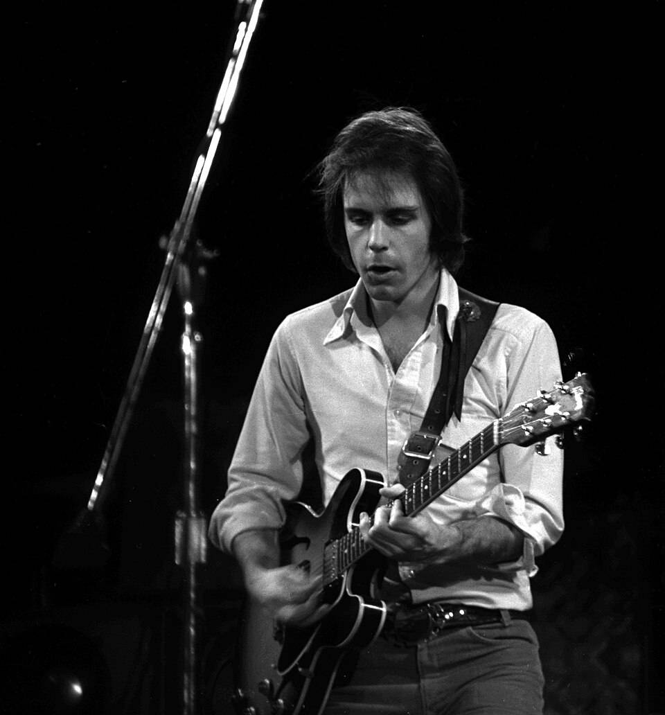 https://img.ilgcdn.com/sites/default/files/styles/xl/public/foto/2026/01/11/1768121518-bob-weir-1975.jpg?_=1768121518