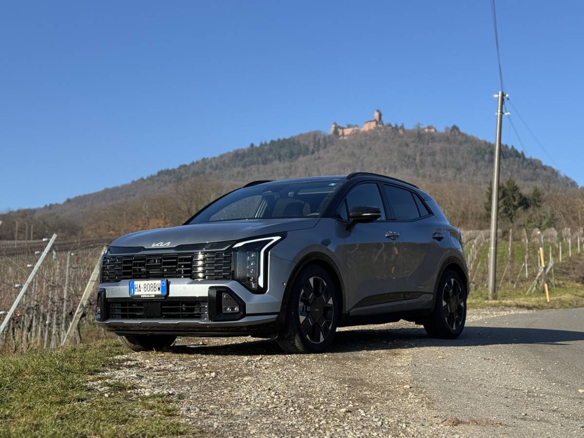 https://img.ilgcdn.com/sites/default/files/styles/xl/public/foto/2026/01/14/1768396712-kia-sportage-2026-diesel-restyling-prova-alsazia.jpg?_=1768396712