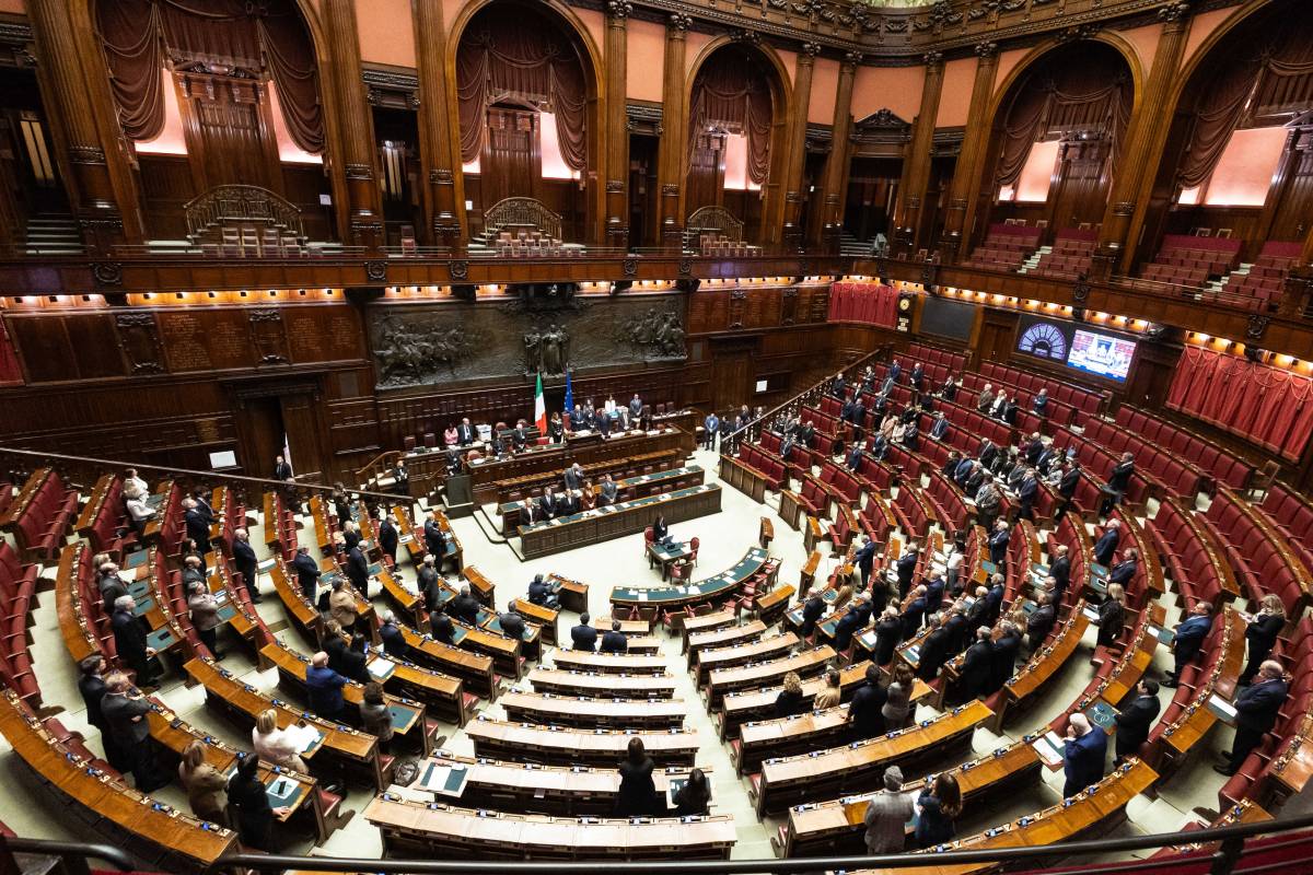 Aula parlamentare durante discussione su riforma elettorale, banchi del governo e opposizione, immagine di approfondimento