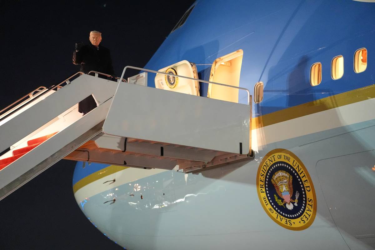 https://img.ilgcdn.com/sites/default/files/styles/xl/public/foto/2026/01/21/1768975771-trump-air-force-one.jpeg?_=1768975771
