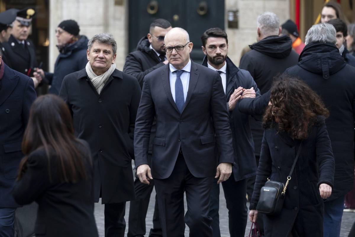 Gualtieri foraggia gli abusivi: oltre 30 milioni per la sanatoria