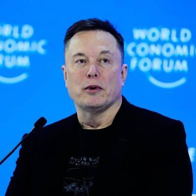 https://img.ilgcdn.com/sites/default/files/styles/xl/public/foto/2026/01/22/1769098857-musk-davos.jpeg?_=1769098857