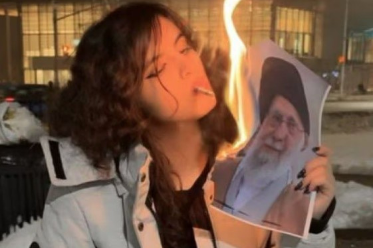 https://img.ilgcdn.com/sites/default/files/styles/xl/public/foto/2026/02/02/1770059211-ragazza-brucia-foto-khamenei.png?_=1770059211