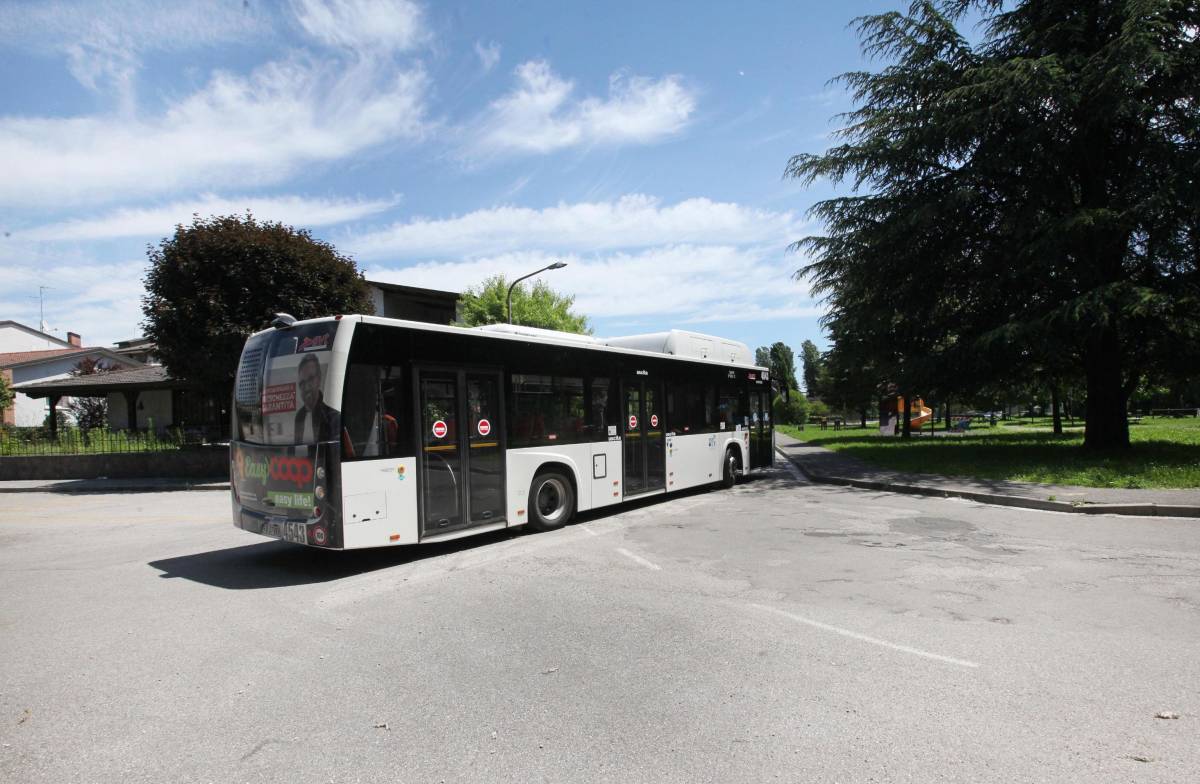 "Ho dimenticato l'abbonamento". E l'autista fa scendere un 15enne disabile dal bus