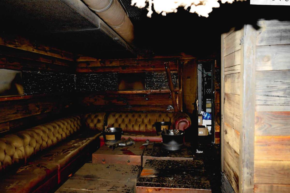 Il chiavistello scardinato e gli interni bruciati: le foto inedite de Le Constellation dopo l’incendio