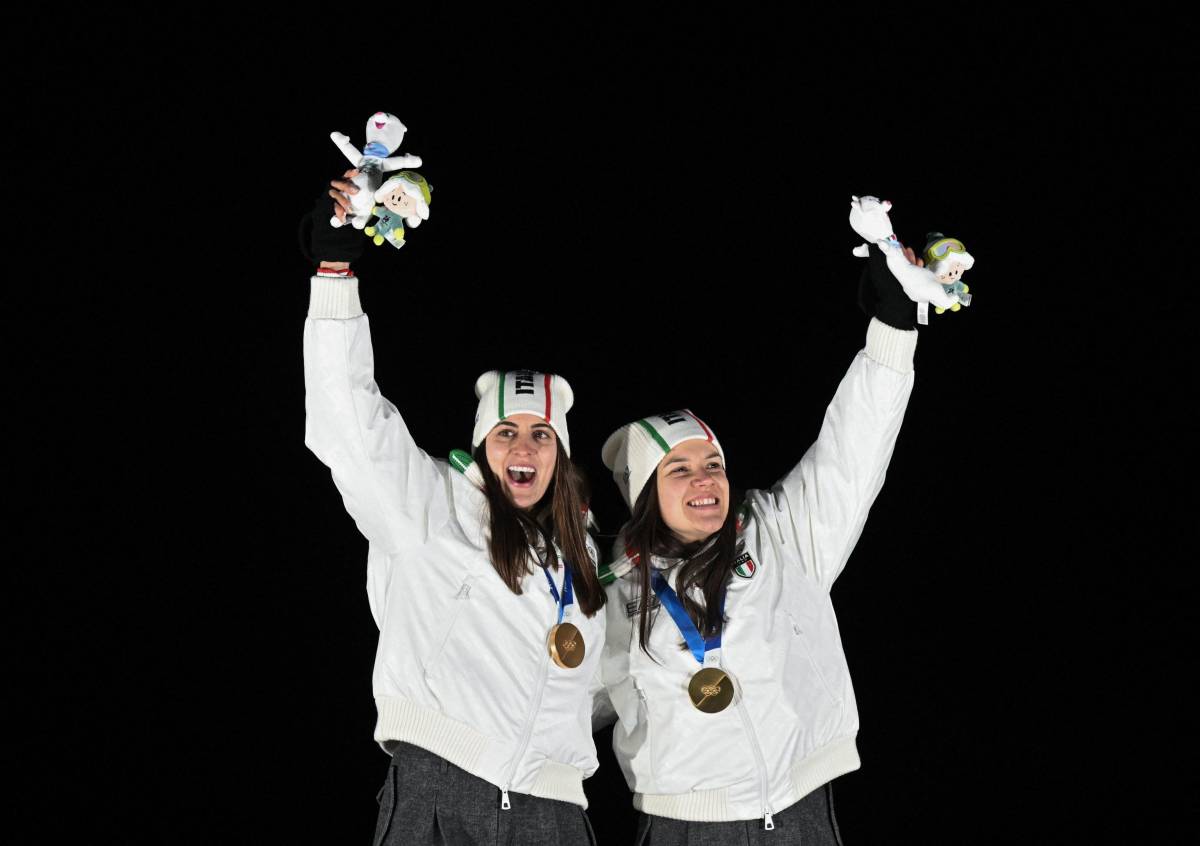 Doppio slittino da favola: gli azzurri fanno la storia sulla pista delle polemiche. E l'Italia continua a volare