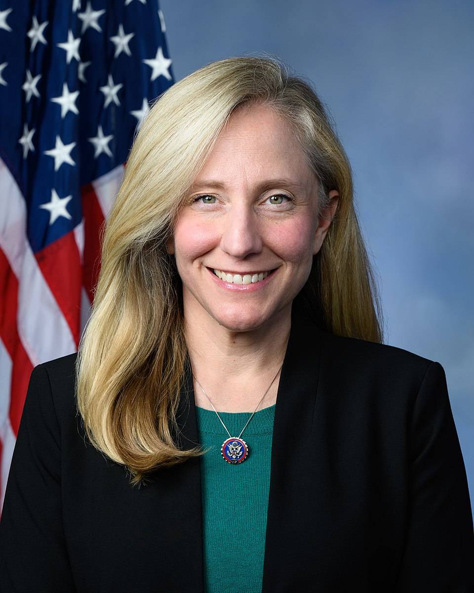 https://img.ilgcdn.com/sites/default/files/styles/xl/public/foto/2026/02/25/1772000300-spanberger.jpg?_=1772000300