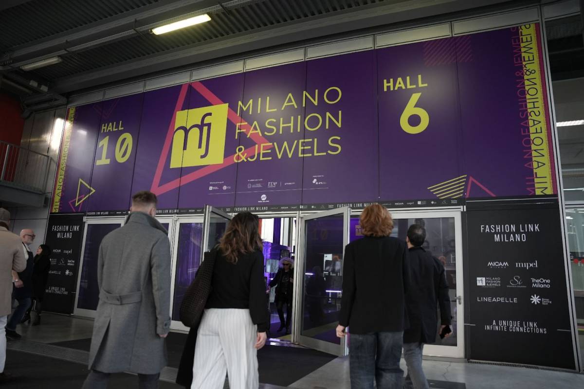 https://img.ilgcdn.com/sites/default/files/styles/xl/public/foto/2026/02/25/1772015569-fashion-link-milano-46mila-visitatori-fiere-moda.jpg?_=1772015569