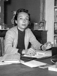 https://img.ilgcdn.com/sites/default/files/styles/xl/public/foto/2026/03/07/1772860741-marguerite-duras-age-1.jpg?_=1772860741