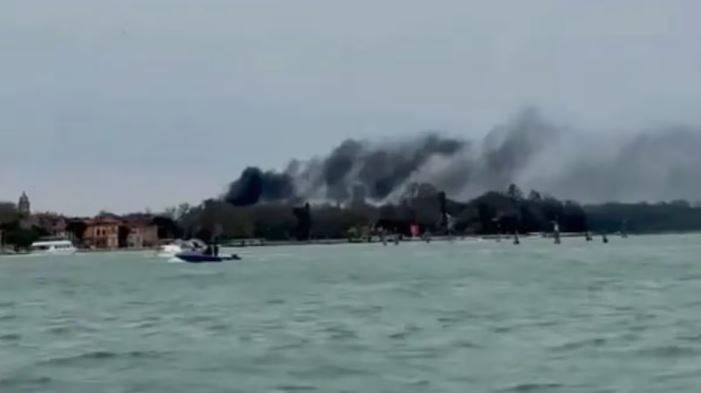 https://img.ilgcdn.com/sites/default/files/styles/xl/public/foto/2026/03/18/1773830540-venezia-incendio.JPG?_=1773831311