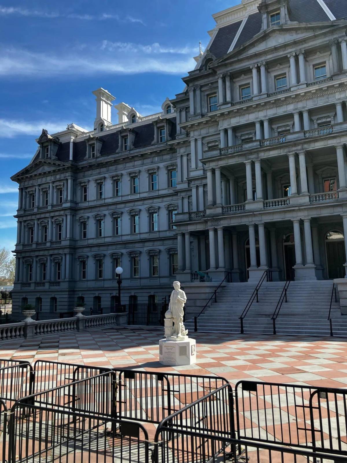 Statua di Colombo davanti alla Casa Bianca: così Trump sfida la cancel culture