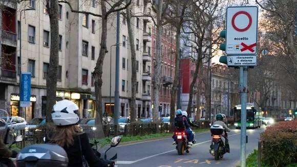 https://img.ilgcdn.com/sites/default/files/styles/xl/public/foto/2026/03/28/1774693306-cartello-divieto-milano.jpeg?_=1774693306