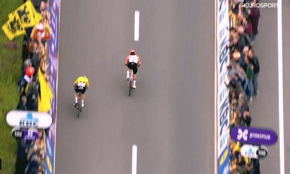 Un Super Ganna si prende di forza il Giro delle Fiandre