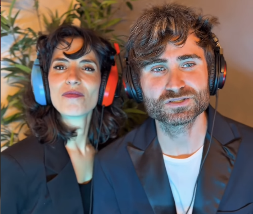 Casa Abis: dai social al teatro, il successo della coppia comica