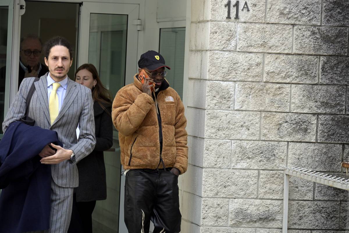 Bello Figo alla sbarra: il rapper finisce a processo per abusi sessuali su una minorenne