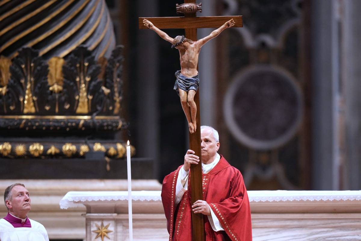 Via Crucis, Papa Leone XIV porta la croce in tutte le stazioni