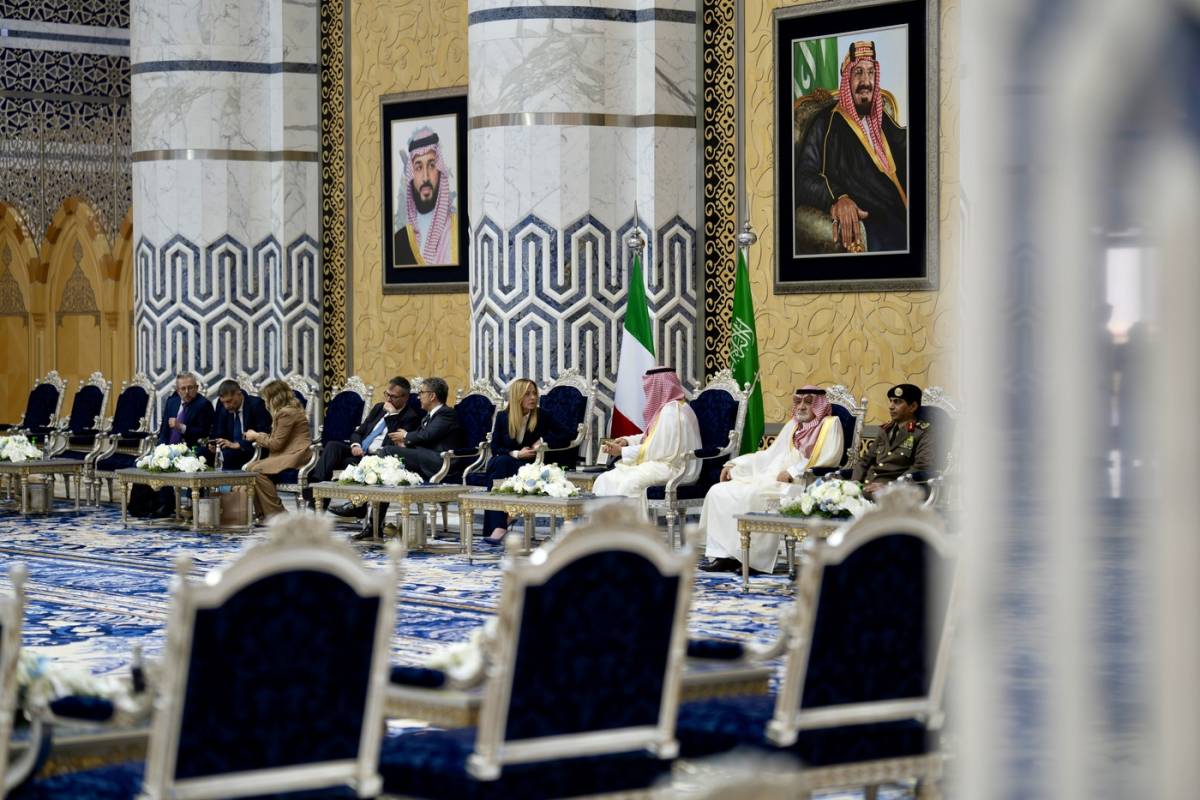 Meloni, blitz nel Golfo. Timori per economia e sicurezza energetica. Prorogato a maggio il taglio delle accise