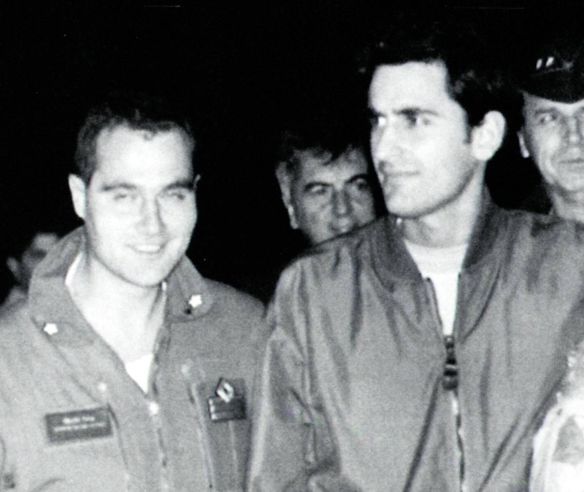 La giornalista e gli avieri: gli ostaggi cambiano scenari. Trump e il rischio di finire dentro una guerra infinita