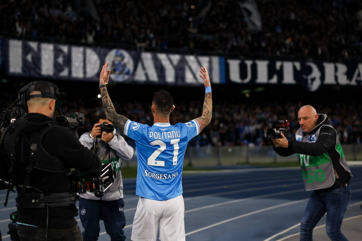 Il Napoli segna nel finale e sorpassa il Milan, lanciando la sfida all’Inter