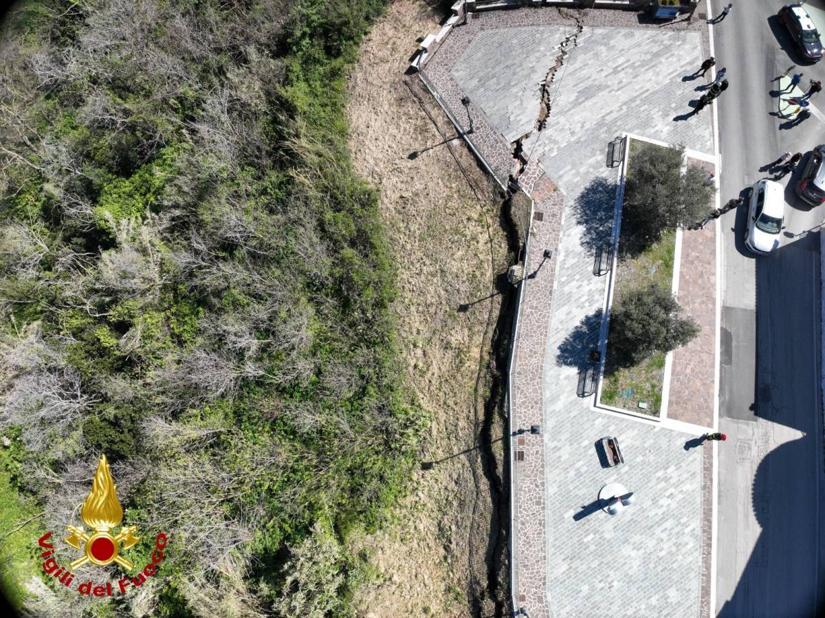 Strade e ferrovie bloccate, la frana più grande d'Europa divide in due l'Italia: cosa succede sulla A14