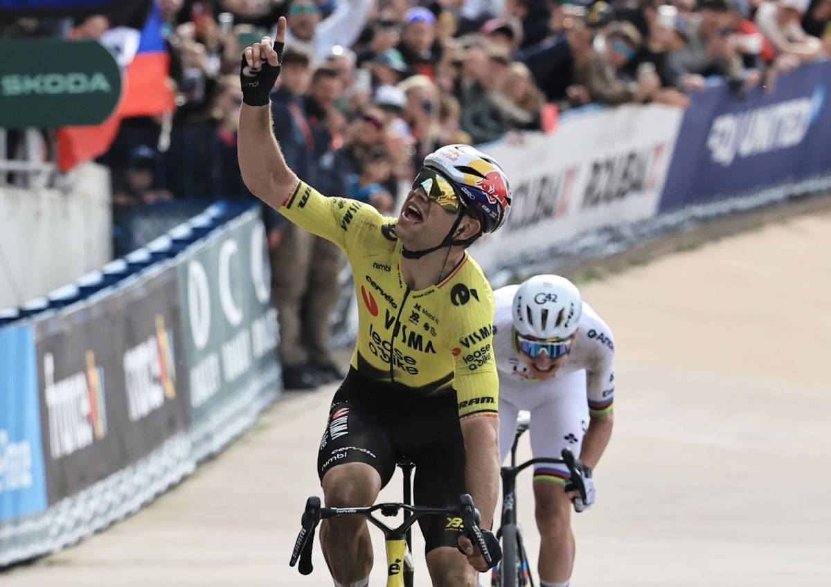 Pogacar non è imbattibile. Van Aert trionfa nella volata a due alla Parigi-Roubaix