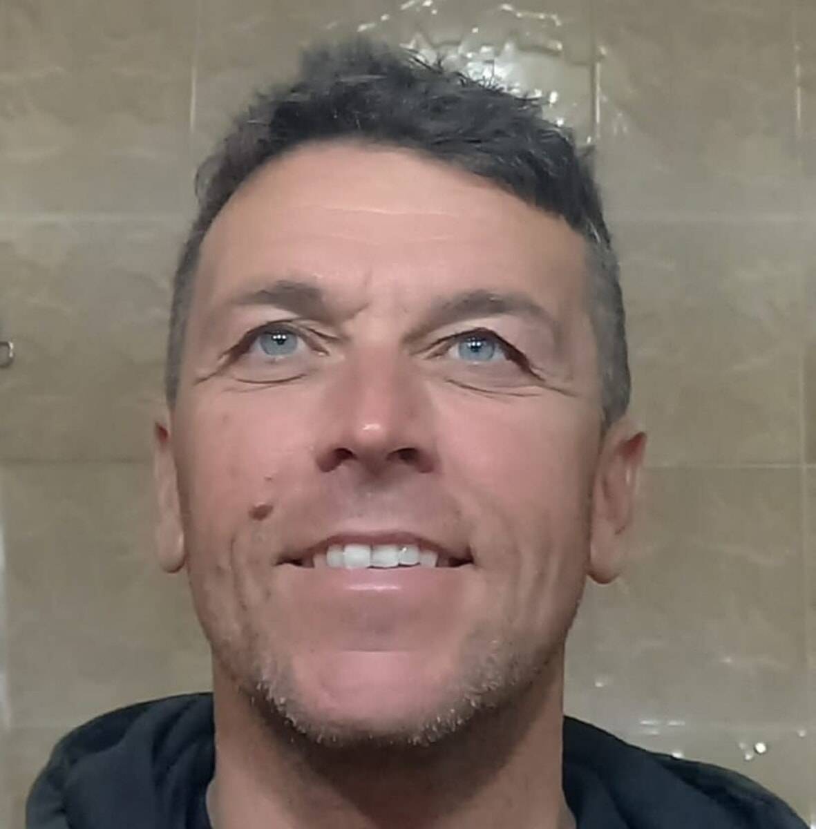 Sgrida un gruppo di giovani. Ucciso davanti a suo figlio