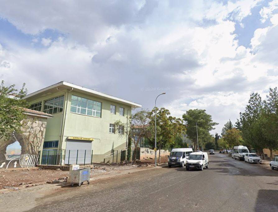 Studente spara ai compagni e poi si uccide: paura in un liceo turco