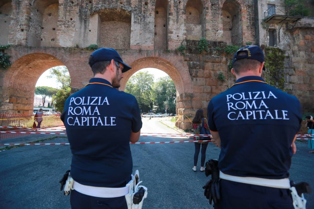 https://img.ilgcdn.com/sites/default/files/styles/xl/public/foto/2026/04/15/1776267992-polizia-locale-galici-documenti-google.jpg?_=1776267992