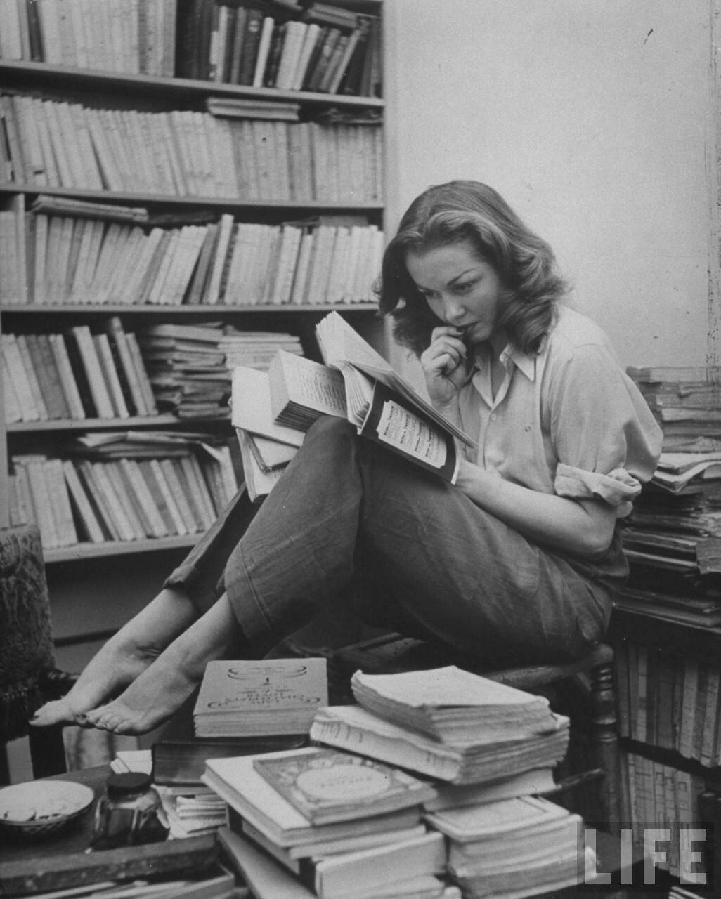 https://img.ilgcdn.com/sites/default/files/styles/xl/public/foto/2026/04/17/1776399267-sylvia-plath-reading.jpg?_=1776399267